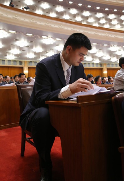 姚明认真阅读