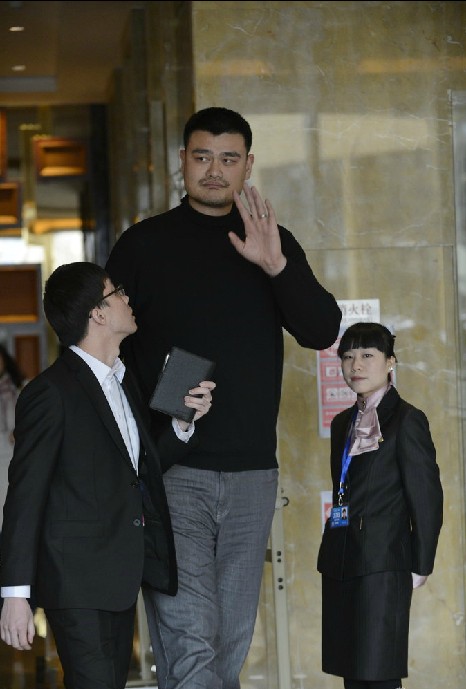 会场外，工作人员和姚明